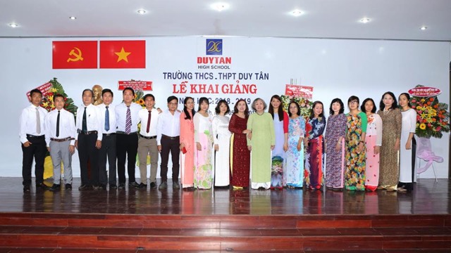 Tập thể sư phạm Trường Duy Tân