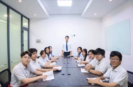 Thầy và trò Duy Tân trong một buổi học nhóm