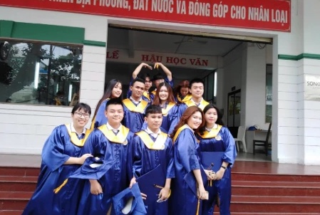 Học sinh Duy Tân trước cổng trường