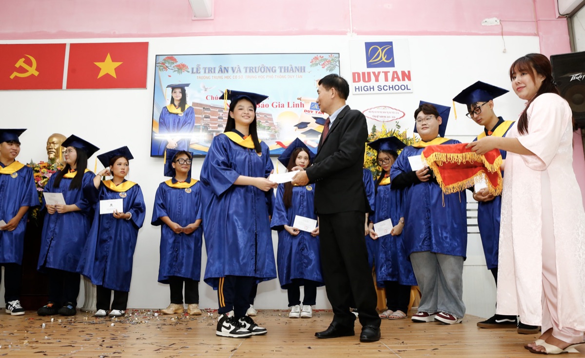 Lễ tốt nghiệp của học sinh Duy Tân
