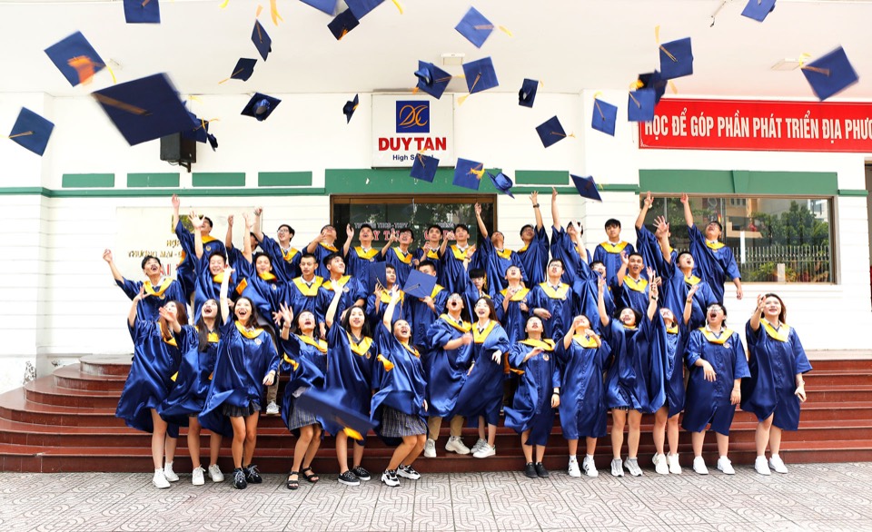 Học sinh Duy Tân trong ngày tốt nghiệp