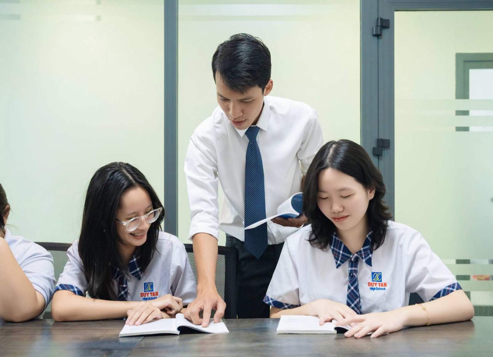 Thầy giáo Duy Tân hướng dẫn học sinh