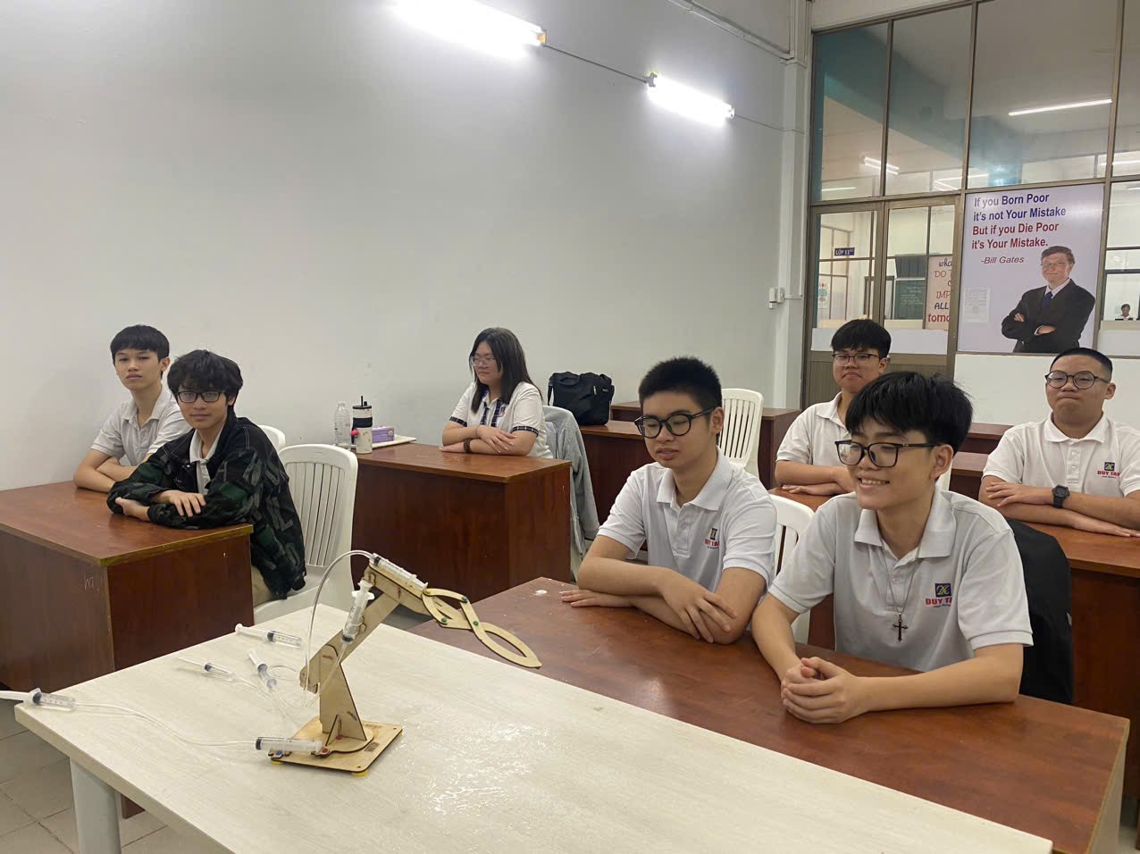 Học sinh Duy Tân làm chủ công nghệ với mô hình Cánh tay Robot thủy lực
