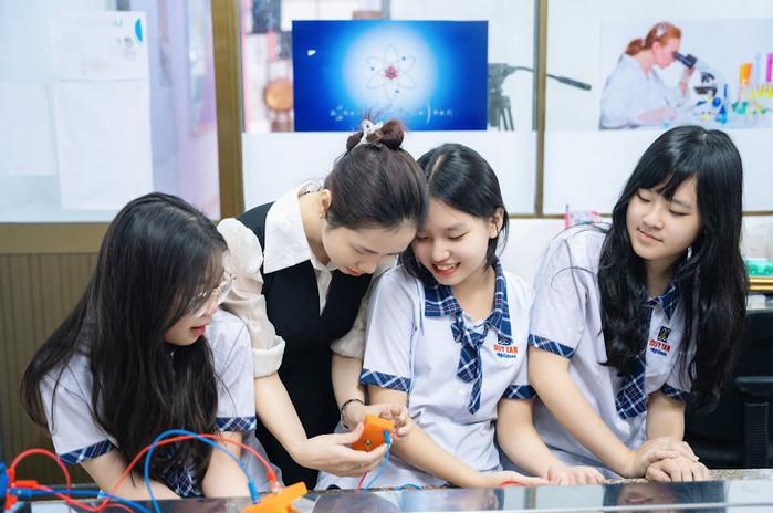 Học sinh Trường Duy Tân hào hứng với giờ thực hành Thiết kế mạch điện