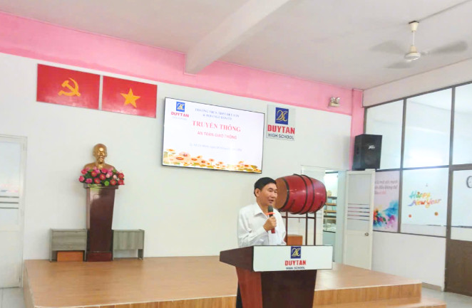 Trường THCS, THPT Duy Tân phối hợp cùng Đội CSGT Bàn Cờ, lan tỏa ý thức an toàn giao thông học đường.